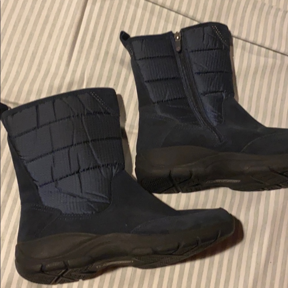 New never worn Lands End Women’s NAvy Boots sz 9